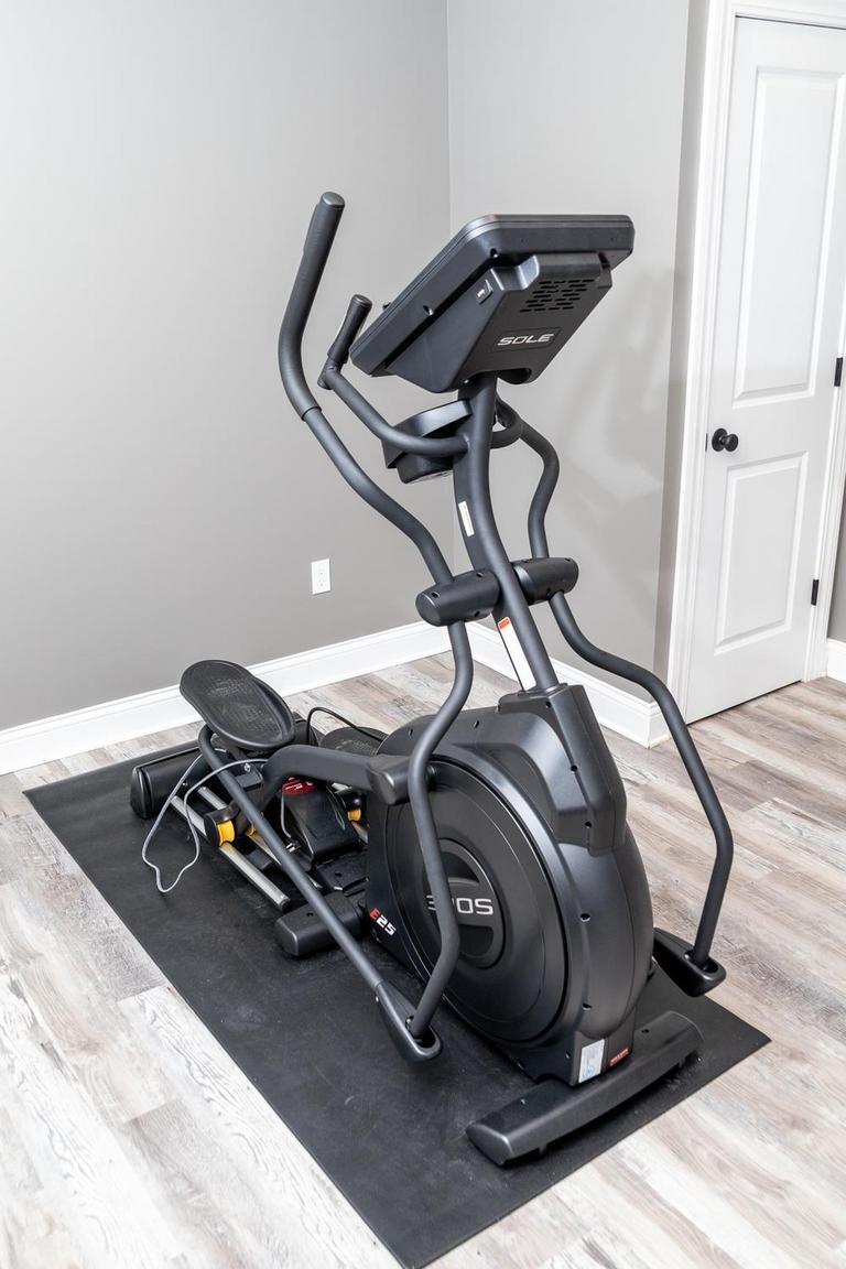 Auction Ohio Sole Elliptical Machine