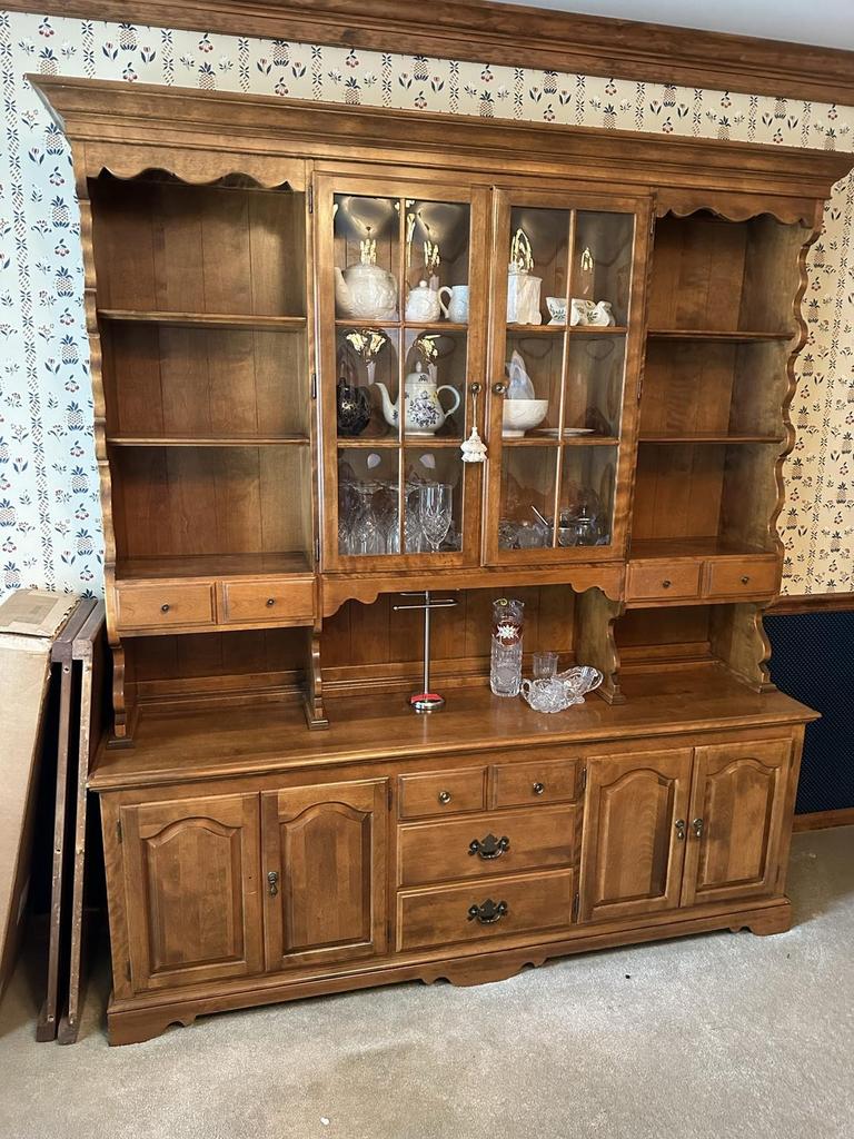 Auction Ohio Ethan Allen maple hutch