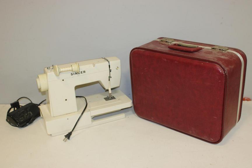 Auction Ohio Singer Sewing Machine & Case