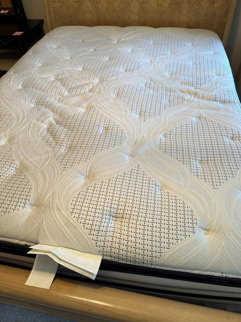 Auction Ohio Clean Simmons mattress setQ