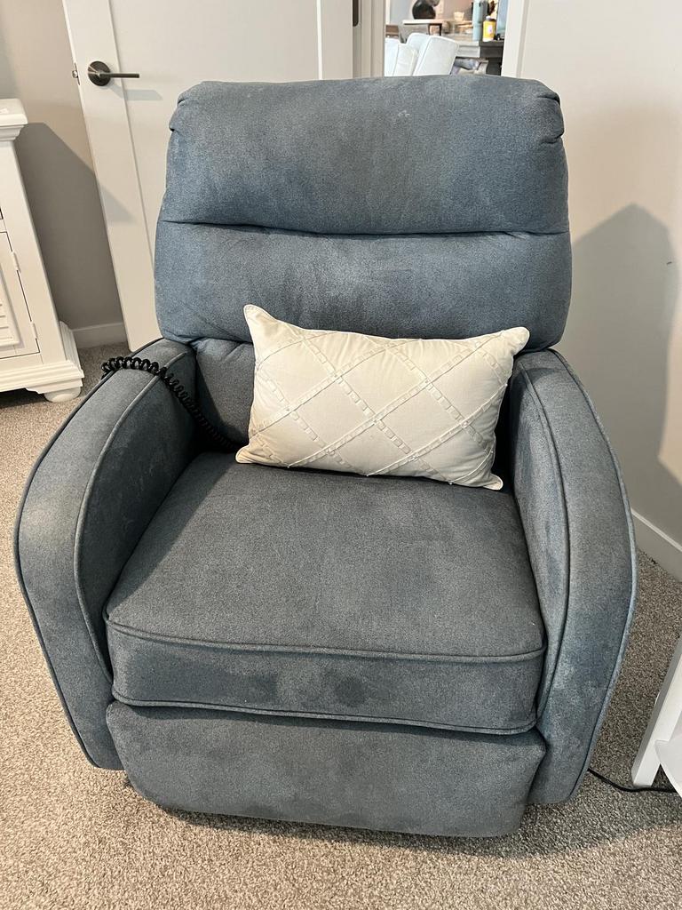 Auction Ohio Havertys Power Recliner