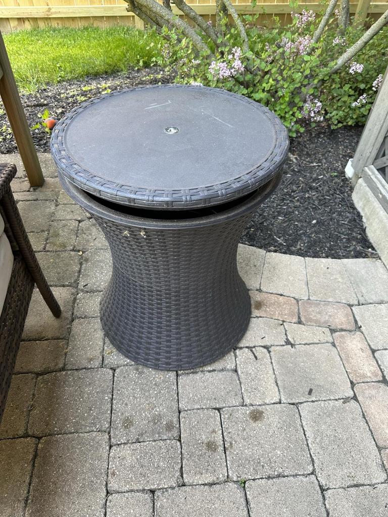 Auction Ohio Outdoor cooler/end table