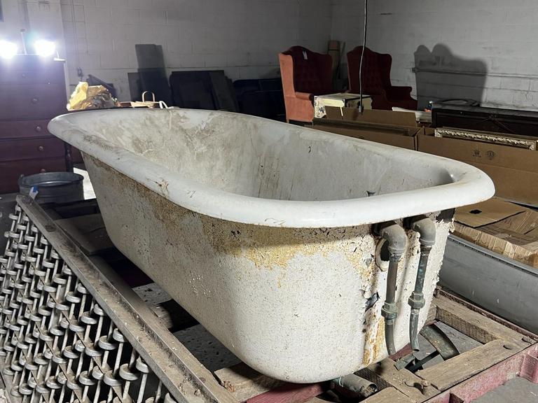 Auction Ohio Cast iron Tub