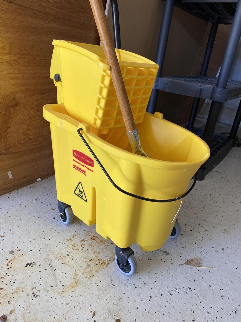 Auction Ohio Rubbermaid Mop Set