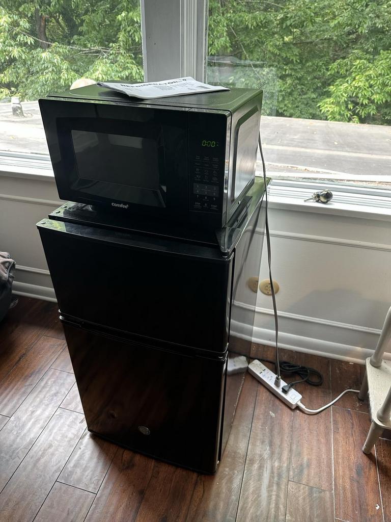 Auction Ohio GE mini fridge, microwave