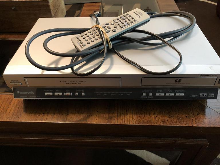Auction Ohio VHS / DVD Player