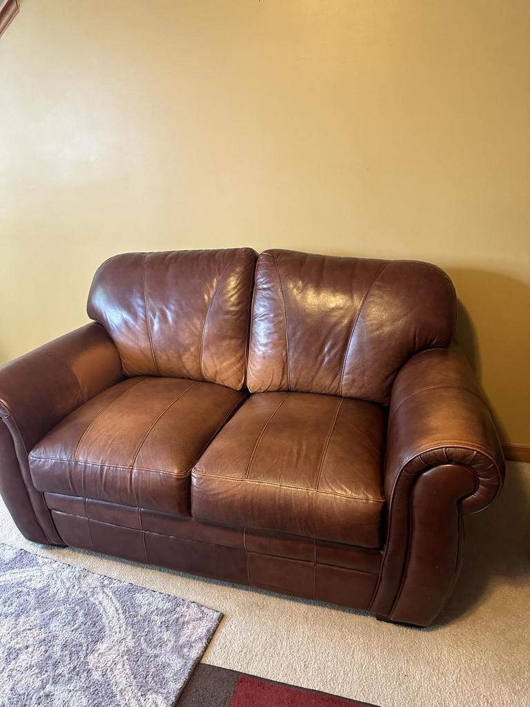 Auction Ohio Leather loveseatbeautiful!