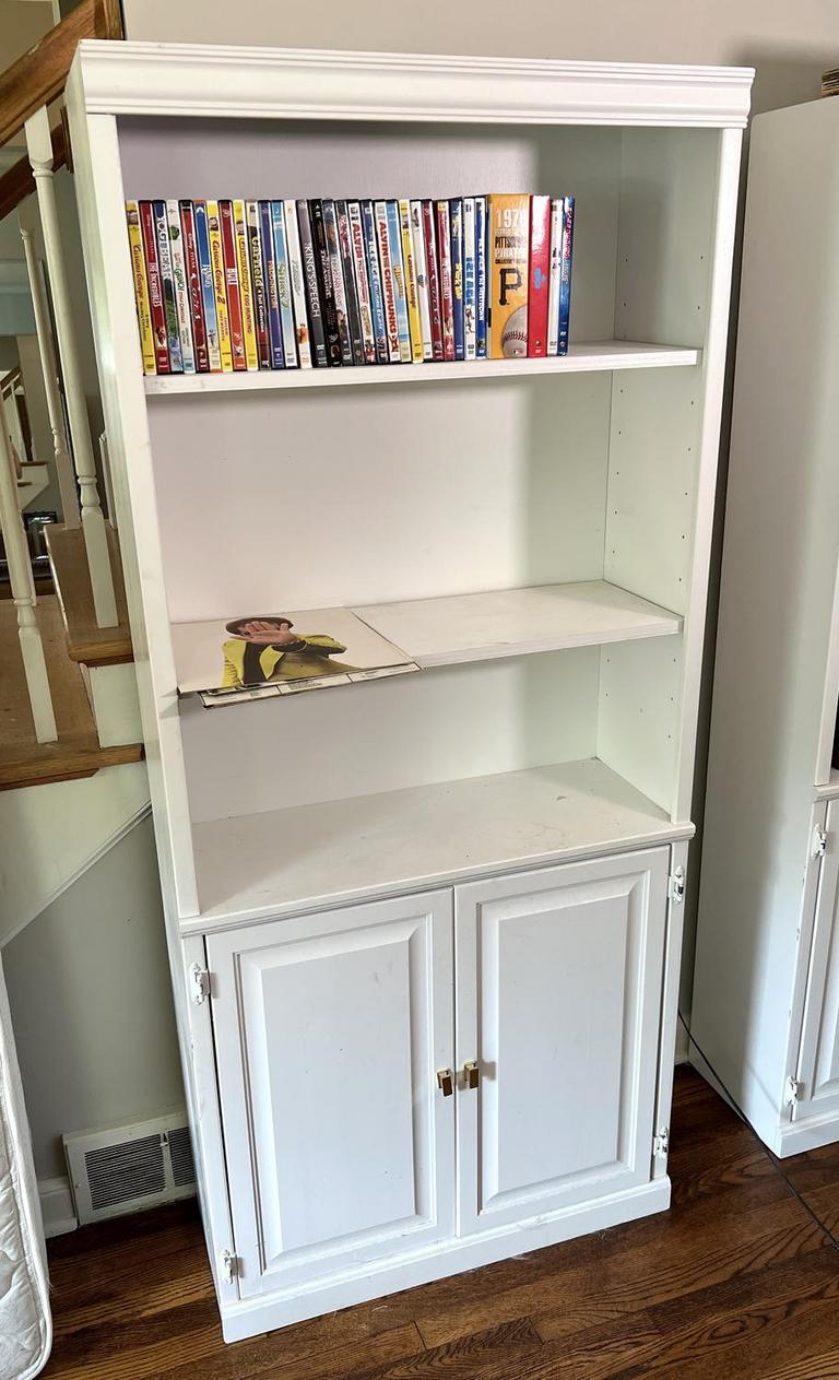Auction Ohio White Wooden Bookcase
