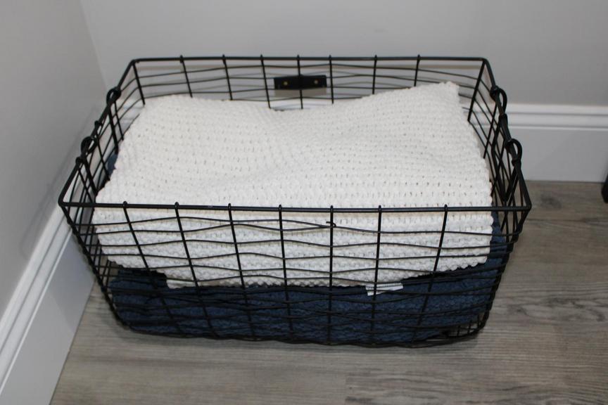 Auction Ohio Chunky Throws & Wire Basket