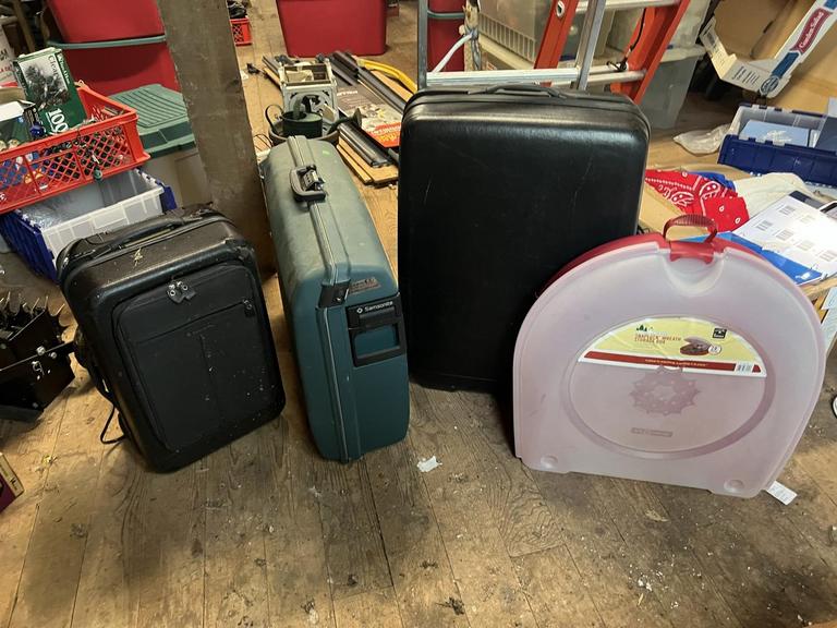 Auction Ohio Hardcover Suitcases