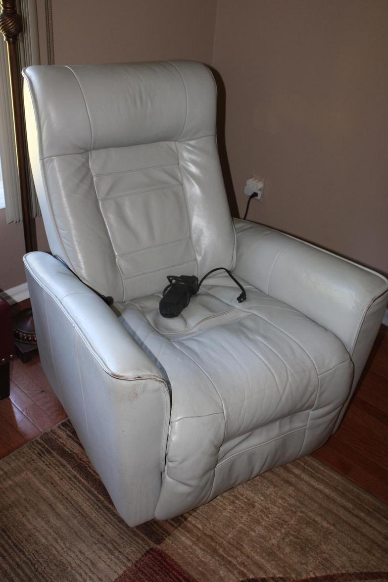 Auction Ohio White Leather Recliner