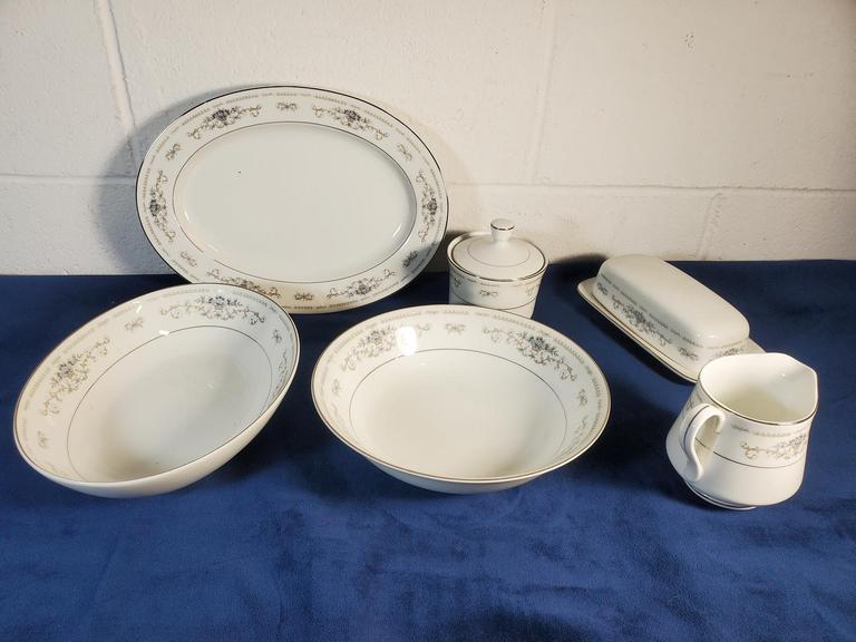 Auction Ohio Set of Serving Dishes