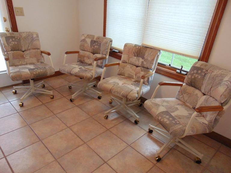 Auction Ohio Kitchen Chairs on Wheels