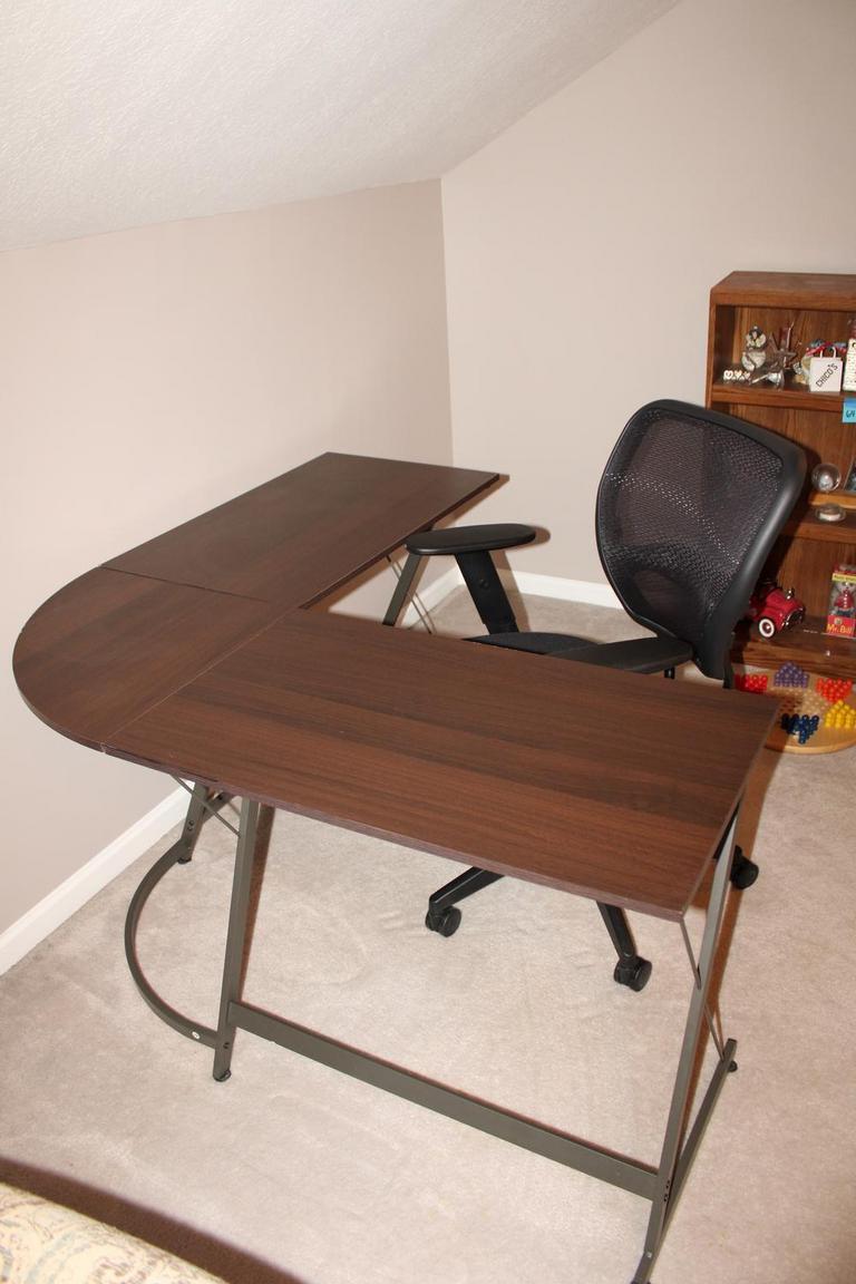 Auction Ohio Corner Desk & Chair