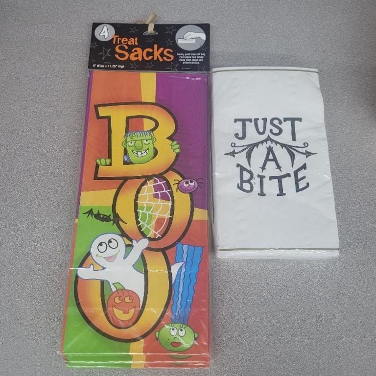 16 TREAT BAGS & 16 CT NAPKINS