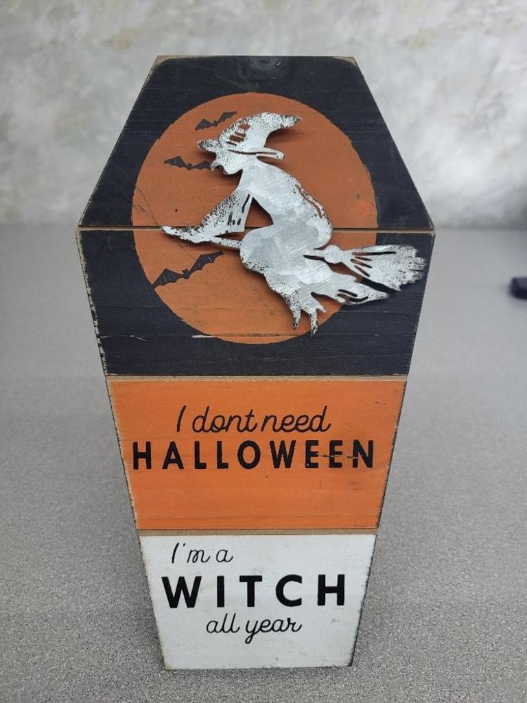 I'M A WITCH HALLOWEEN SIGN