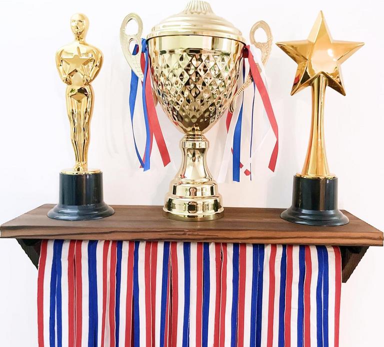 MEDAL HANGER DISPLAY SHELF 
