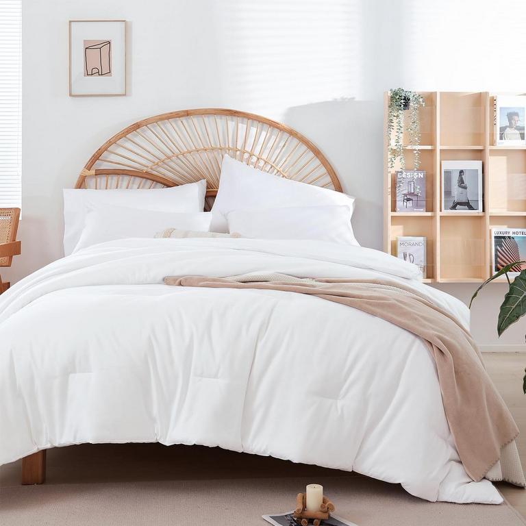 WHITE MICROFIBER COMFORTER