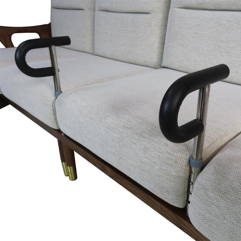 STANDING AID RAIL
