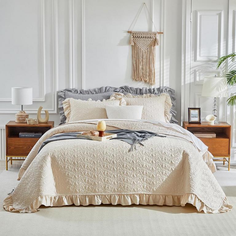 RUFFLED KING QUILT SET