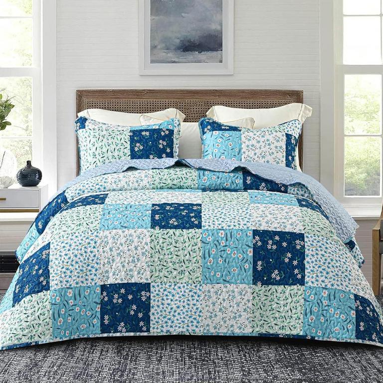 WHALE FLOTILLA QN QUILT SET